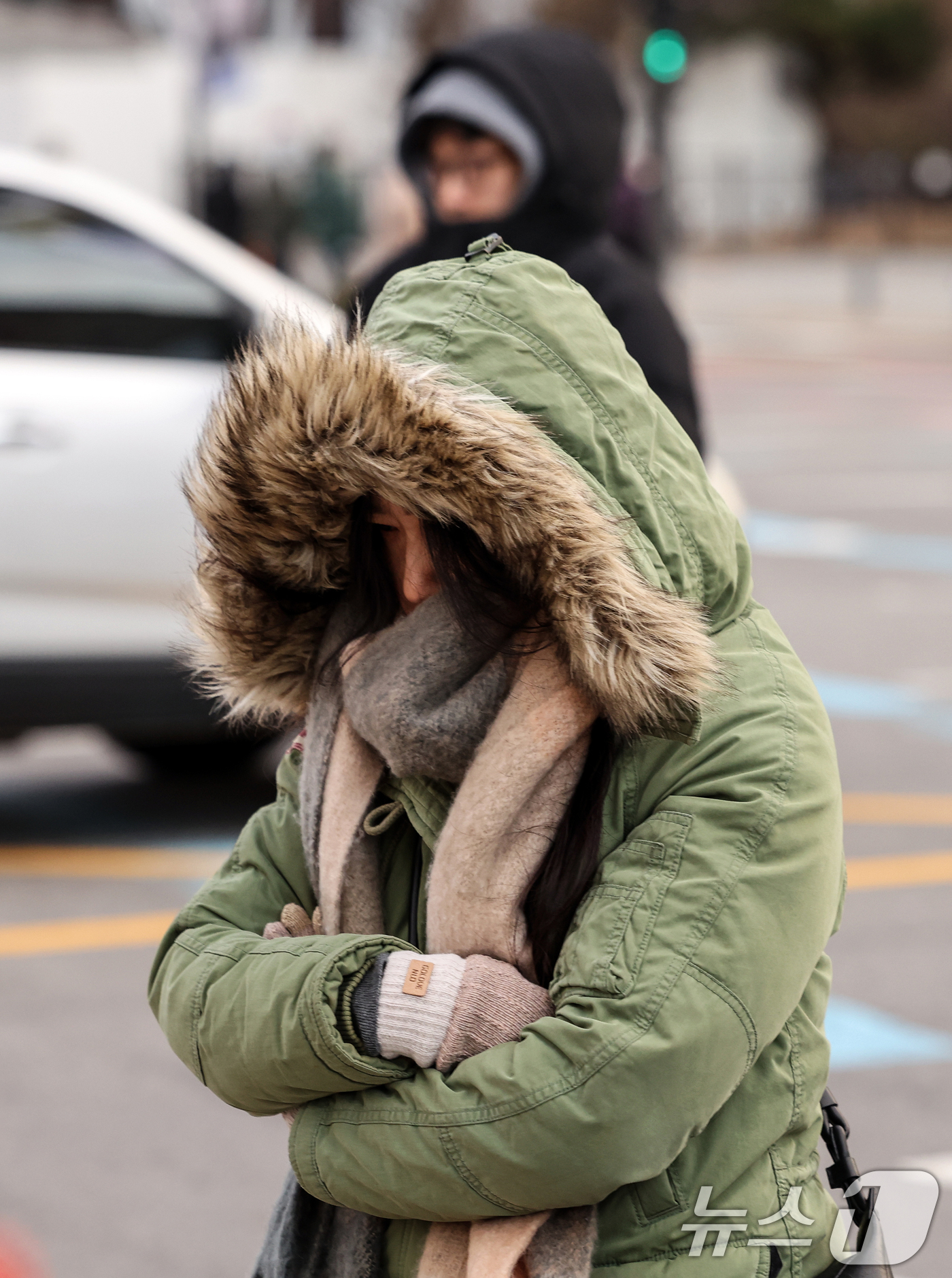 (서울=뉴스1) 이호윤 기자 = 전국 대부분 기온이 영하권의 추운 날씨를 보인 3일 서울 종로구 광화문네거리에서 두터운 옷차림을 한 시민들이 발걸음을 옮기고 있다. 2025.12. …
