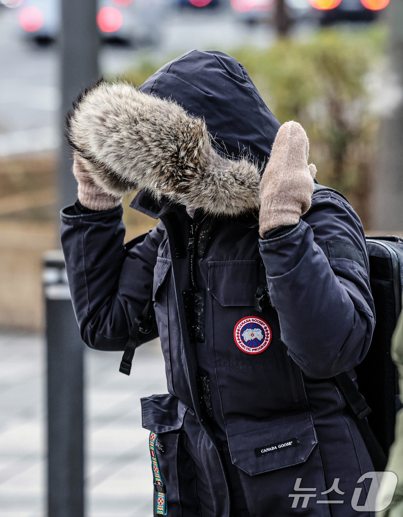 (서울=뉴스1) 이호윤 기자 = 전국 대부분 기온이 영하권의 추운 날씨를 보인 3일 서울 종로구 광화문네거리에서 두터운 옷차림을 한 시민이 발걸음을 옮기고 있다. 2025.12.3 …