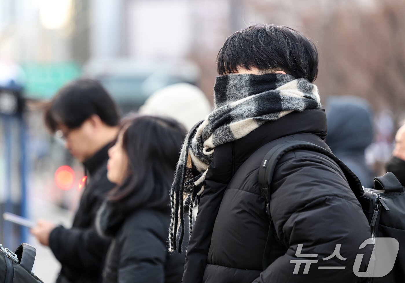 본문 이미지 - 전국 대부분 기온이 영하권의 추운 날씨를 보인 3일 서울 종로구 광화문네거리에서 두터운 옷차림을 한 시민들이 발걸음을 옮기고 있다. 2025.12.3/뉴스1 ⓒ News1 이호윤 기자