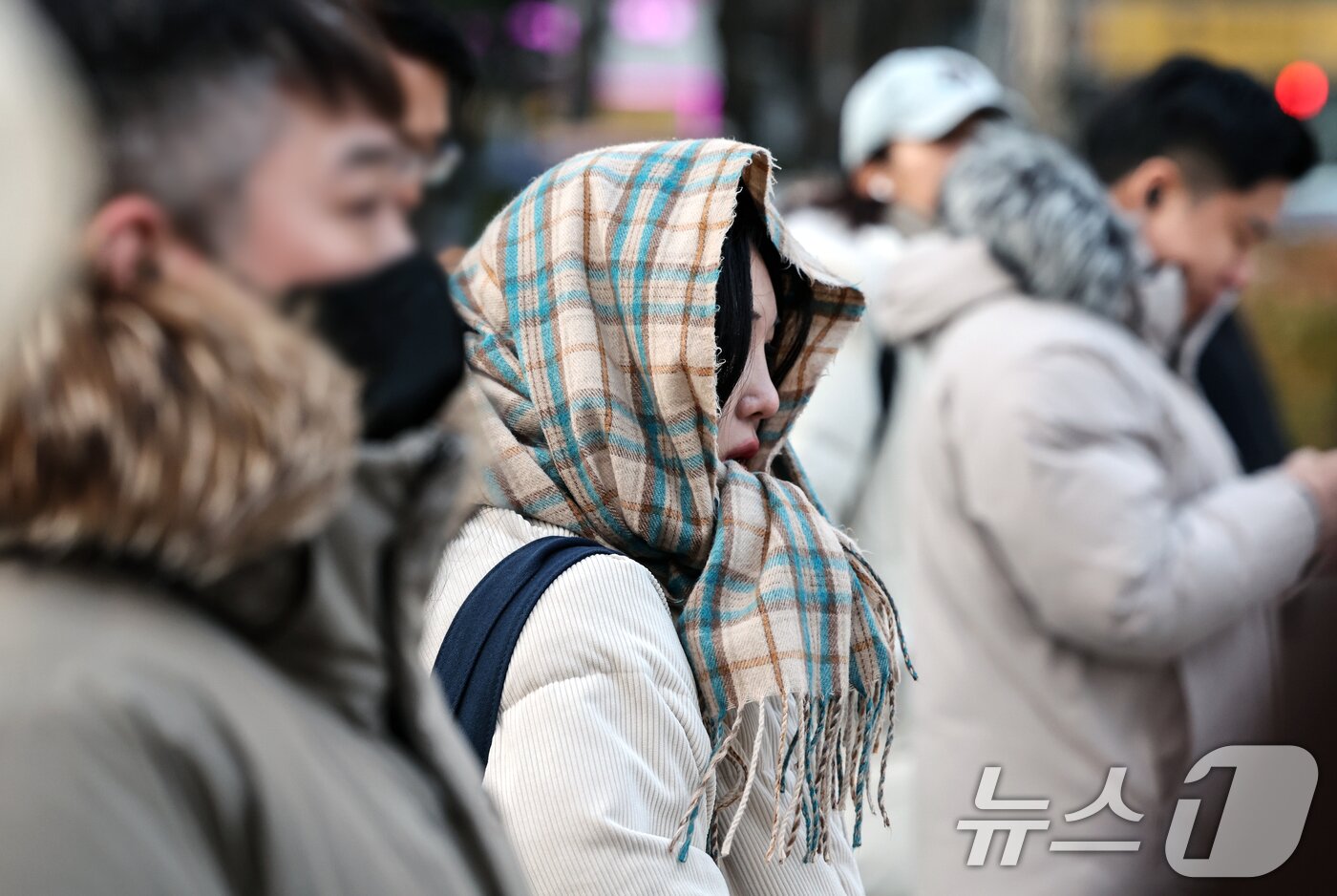 본문 이미지 - 전국 대부분 기온이 영하권의 추운 날씨를 보인 3일 서울 종로구 광화문네거리에서 두터운 옷차림을 한 시민들이 발걸음을 옮기고 있다. 2025.12.3/뉴스1 ⓒ News1 이호윤 기자