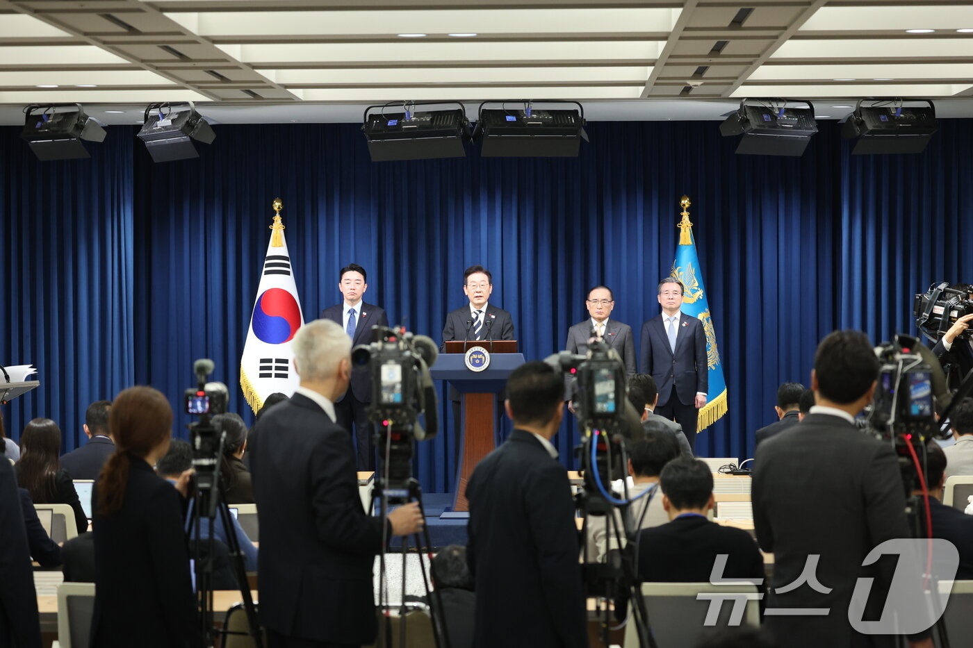 본문 이미지 - 이재명 대통령이 3일 서울 용산 대통령실 청사에서 ‘빛의 혁명 1주년, 대통령 대국민 특별성명’을 발표하고 있다. 2025.12.3/뉴스1 ⓒ News1 허경 기자