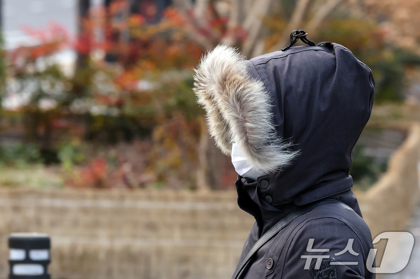 (서울=뉴스1) 이호윤 기자 = 전국 대부분 기온이 영하권의 추운 날씨를 보인 3일 서울 종로구 광화문네거리에서 두터운 옷차림을 한 시민들이 발걸음을 옮기고 있다. 2025.12. …