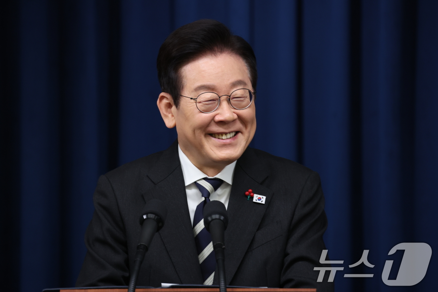 (서울=뉴스1) 허경 기자 = 이재명 대통령이 3일 서울 용산 대통령실 청사에서 ‘빛의 혁명 1주년, 대통령 대국민 특별성명’을 발표 후 취재진 질문에 답하고 있다. 2025.12 …