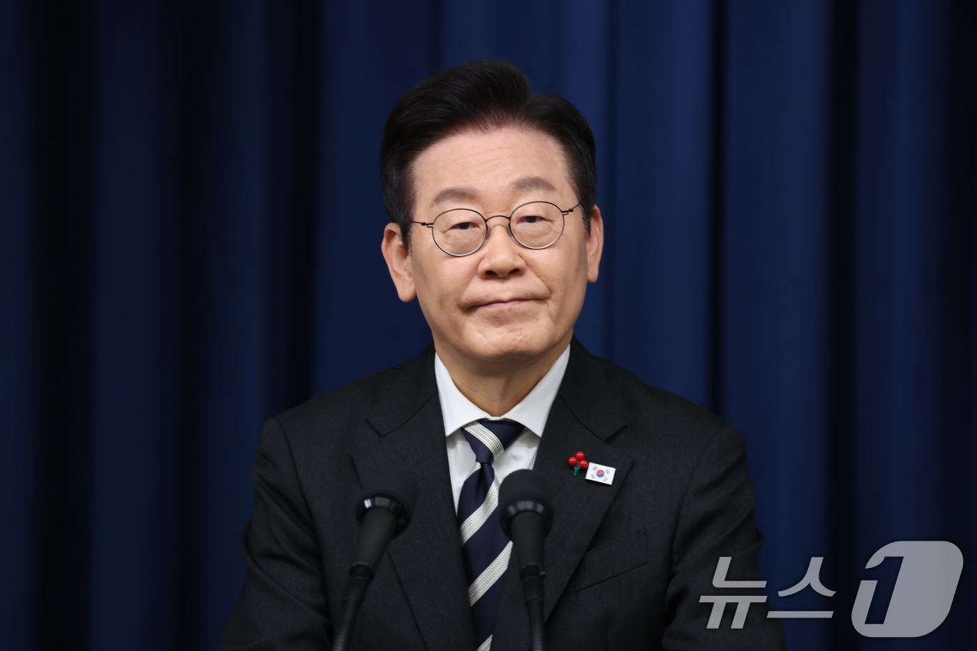 (서울=뉴스1) 허경 기자 = 이재명 대통령이 3일 서울 용산 대통령실 청사에서 ‘빛의 혁명 1주년, 대통령 대국민 특별성명’을 발표 후 취재진 질문을 받고 있다. 2025.12. …