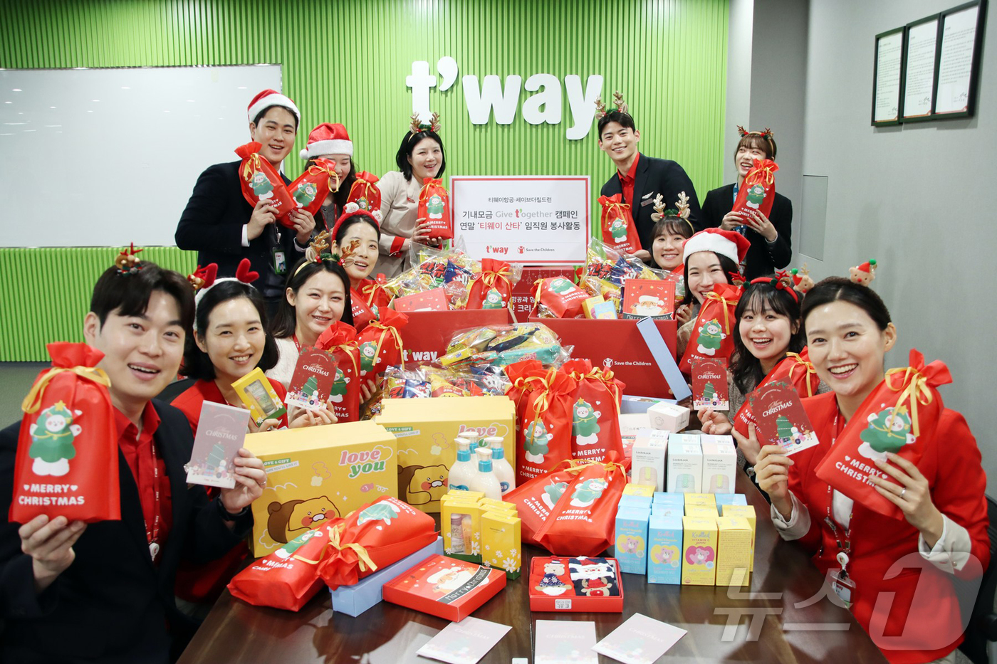 (서울=뉴스1) = 티웨이항공이 지난 2일 서울 강서구 티웨이항공 훈련센터에서 국제아동권리 NGO 세이브더칠드런과 함께 연말 임직원 봉사활동 ‘티웨이 산타’를 진행했다고 3일 밝혔 …