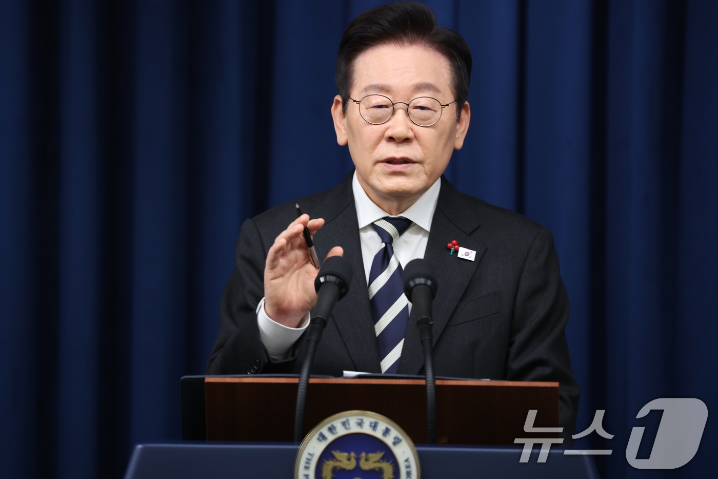 (서울=뉴스1) 허경 기자 = 이재명 대통령이 3일 서울 용산 대통령실 청사에서 ‘빛의 혁명 1주년, 대통령 대국민 특별성명’을 발표 후 취재진 질문에 답하고 있다 2025.12. …