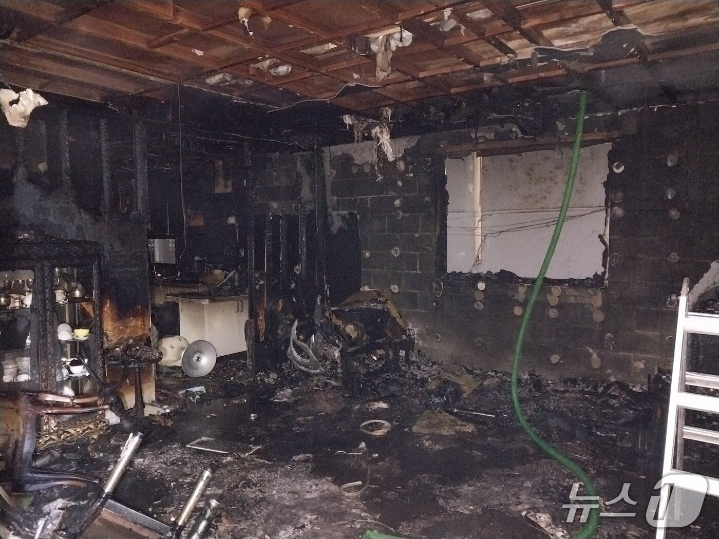 본문 이미지 - 3일 오전 3시 53분쯤 인천시 남동구 구월동 한 상가건물에서 화재가 발생했다.&#40;인천소방본부 제공. 재배포 및 DB금지&#41;2025.12.3/뉴스1