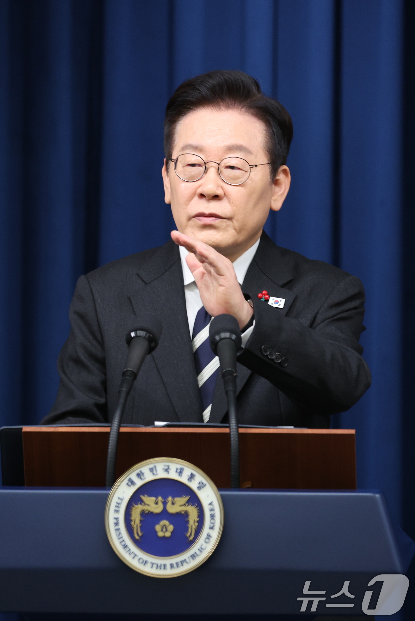 (서울=뉴스1) 허경 기자 = 이재명 대통령이 3일 서울 용산 대통령실 청사에서 ‘빛의 혁명 1주년, 대통령 대국민 특별성명’을 발표 후 취재진 질문에 답하고 있다. 2025.12 …