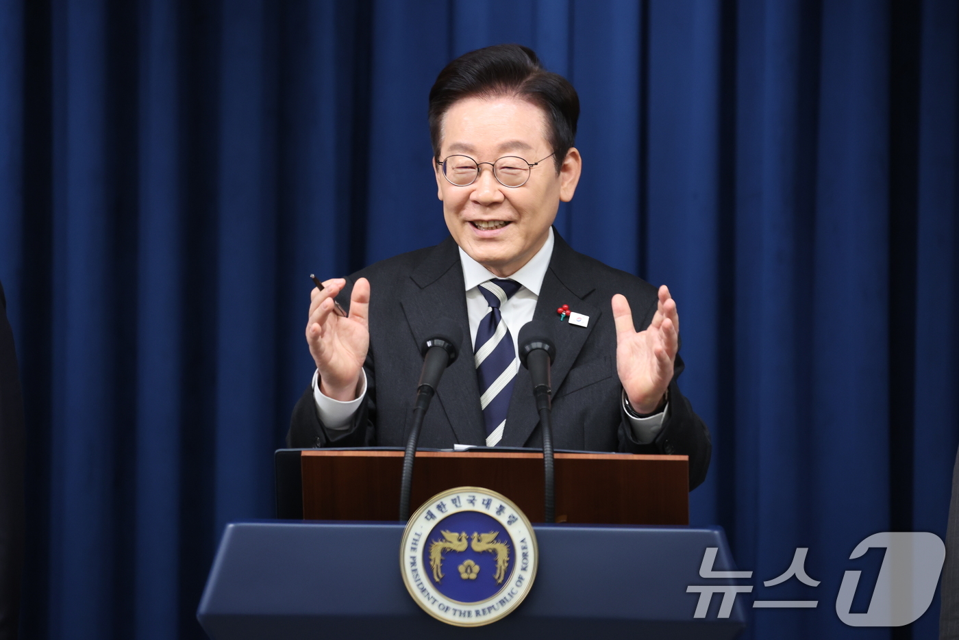 (서울=뉴스1) 허경 기자 = 이재명 대통령이 3일 서울 용산 대통령실 청사에서 ‘빛의 혁명 1주년, 대통령 대국민 특별성명’을 발표 후 취재진 질문에 답하고 있다. 2025.12 …