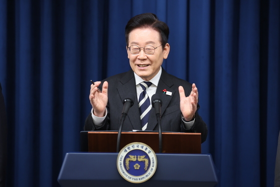 [뉴스1 PICK]'1년 전 같은 장소 다른 분위기' 李대통령…"위대한 용기·행동 기릴 것"