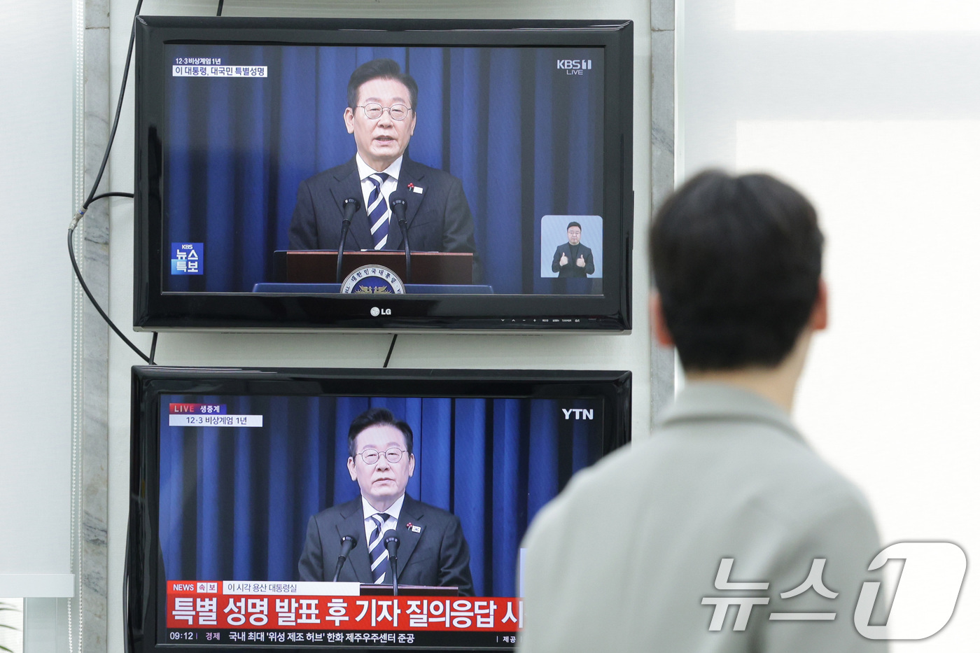 (서울=뉴스1) 신웅수 기자 = 12·3 비상계엄 1년을 맞은 3일 서울 여의도 국회에서 국민의힘 당직자들이 이재명 대통령의 '빛의 혁명 1주년' 대국민 특별성명 생중계를 지켜보고 …