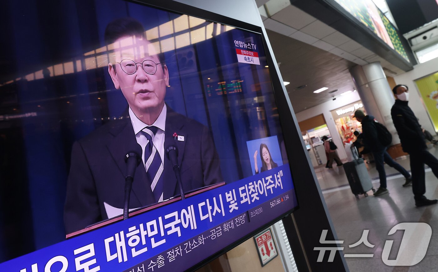 본문 이미지 - 12·3 비상계엄 1년을 맞은 3일 오전 서울 중구 서울역 대합실에서 시민들이 이재명 대통령의 &#39;빛의 혁명 1주년&#39; 대국민 특별성명 생중계를 지켜보고 있다. 2025.12.3/뉴스1 ⓒ News1 오대일 기자