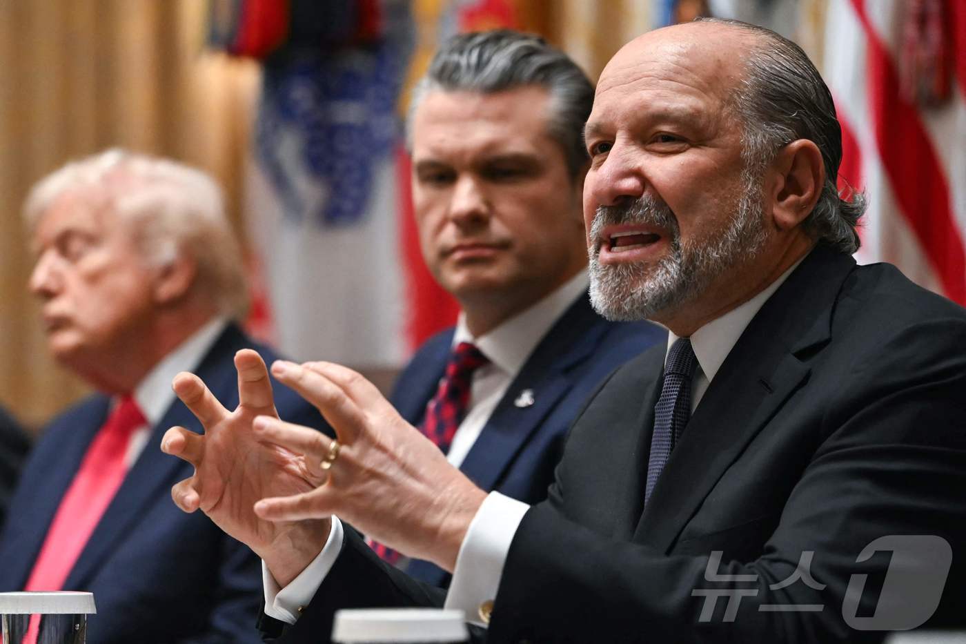 본문 이미지 - 하워드 러트닉 미국 상무부 장관이 백악관에서 열린 각료회의에서 발언하고 있다.  맨 왼쪽. ⓒ AFP=뉴스1 ⓒ News1 류정민 특파원