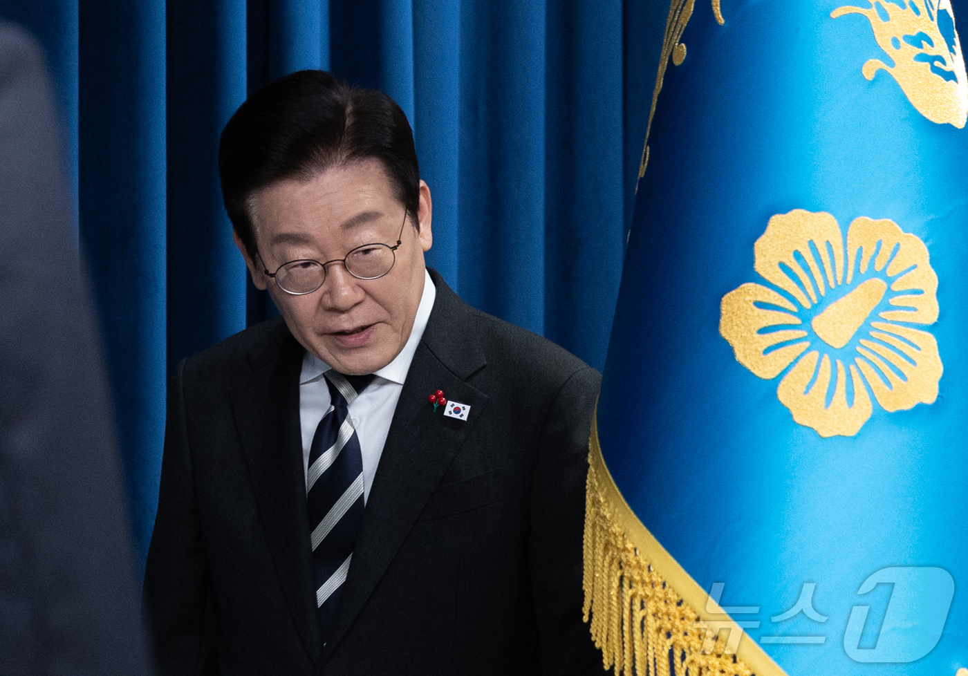 (서울=뉴스1) 이재명 기자 = 이재명 대통령이 3일 서울 용산 대통령실 청사에서 ‘빛의 혁명 1주년, 대통령 대국민 특별성명’을 발표하기 위해 브리핑룸에 입장하고 있다. 2025 …