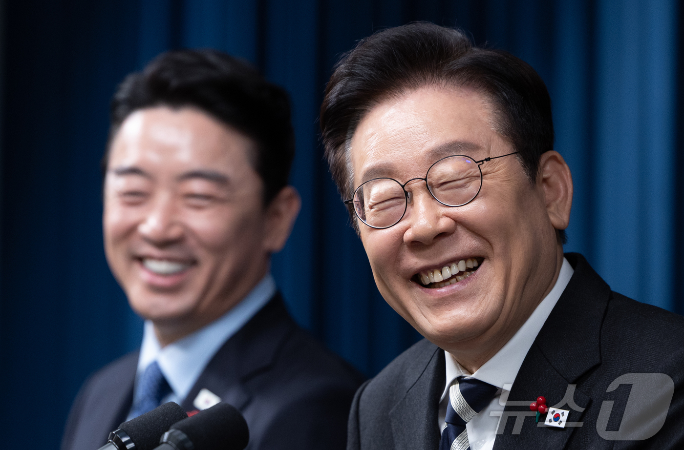 (서울=뉴스1) 이재명 기자 = 이재명 대통령이 3일 서울 용산 대통령실 청사에서 ‘빛의 혁명 1주년, 대통령 대국민 특별성명’ 발표를 마친 후 취재진 질문에 답변하고 있다. 20 …