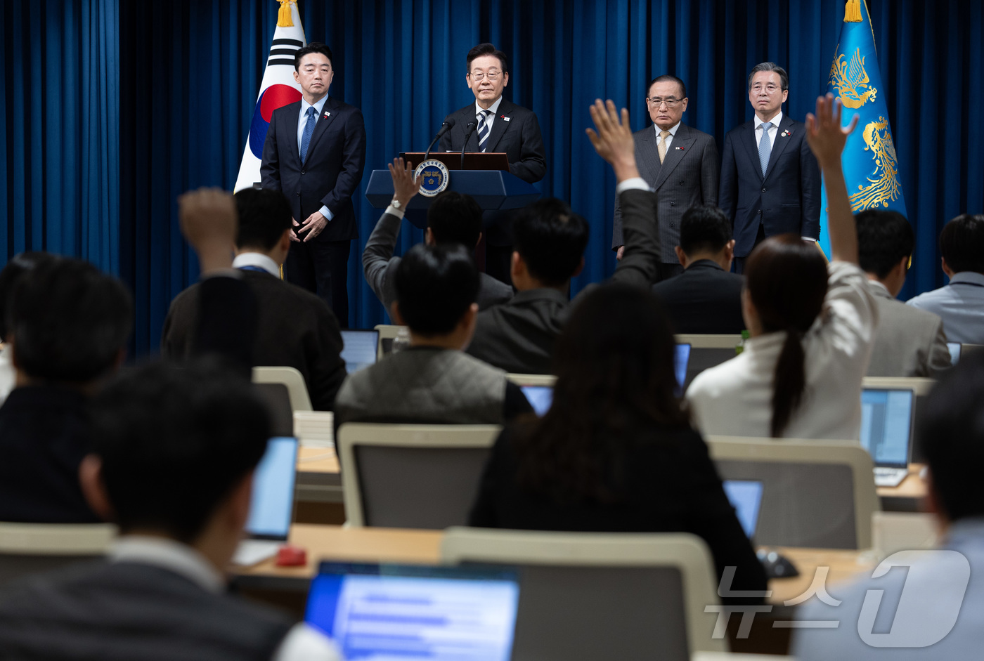 (서울=뉴스1) 이재명 기자 = 이재명 대통령이 3일 서울 용산 대통령실 청사에서 ‘빛의 혁명 1주년, 대통령 대국민 특별성명’을 발표를 마친 후 취재진 질문을 받고 있다. 202 …