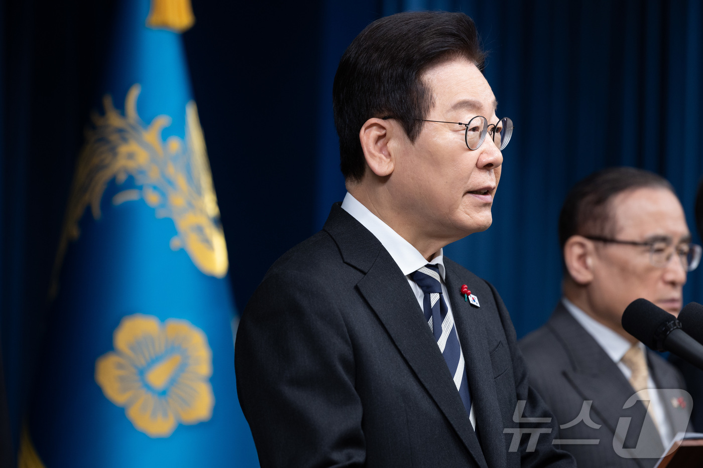 (서울=뉴스1) 이재명 기자 = 이재명 대통령이 3일 서울 용산 대통령실 청사에서 ‘빛의 혁명 1주년, 대통령 대국민 특별성명’을 발표하고 있다. 2025.12.3/뉴스1