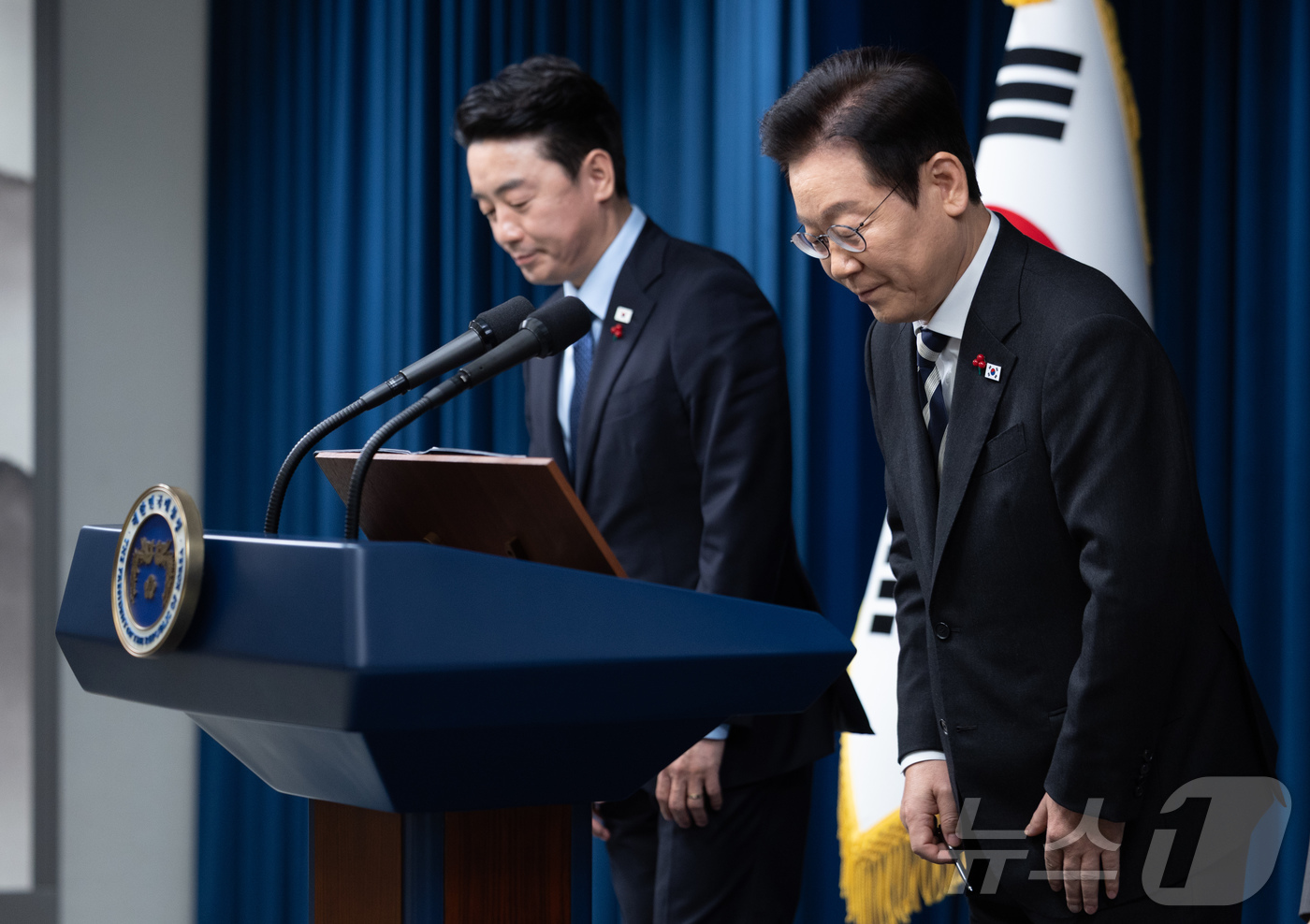 (서울=뉴스1) 이재명 기자 = 이재명 대통령이 3일 서울 용산 대통령실 청사에서 ‘빛의 혁명 1주년, 대통령 대국민 특별성명’ 발표를 마친 후 취재진 질문에 답변하고 있다. 20 …