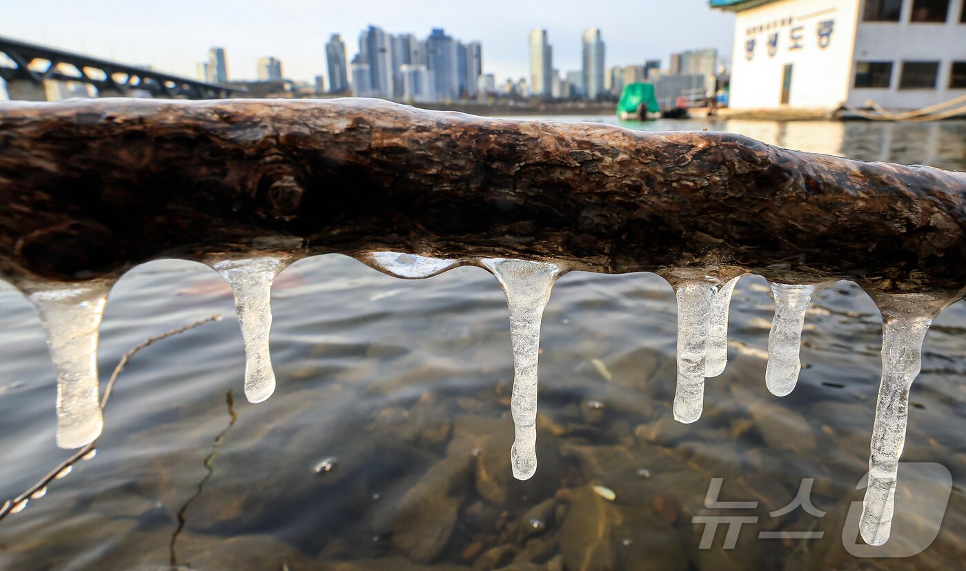 본문 이미지 - 서울 지역 아침 최저 기온이 영하 8도까지 떨어지면서 한파가 몰아닥친 3일 서울 광진구 뚝섬한강공원 인근에 고드름이 얼어있다. 2025.12.3/뉴스1 ⓒ News1 김진환 기자