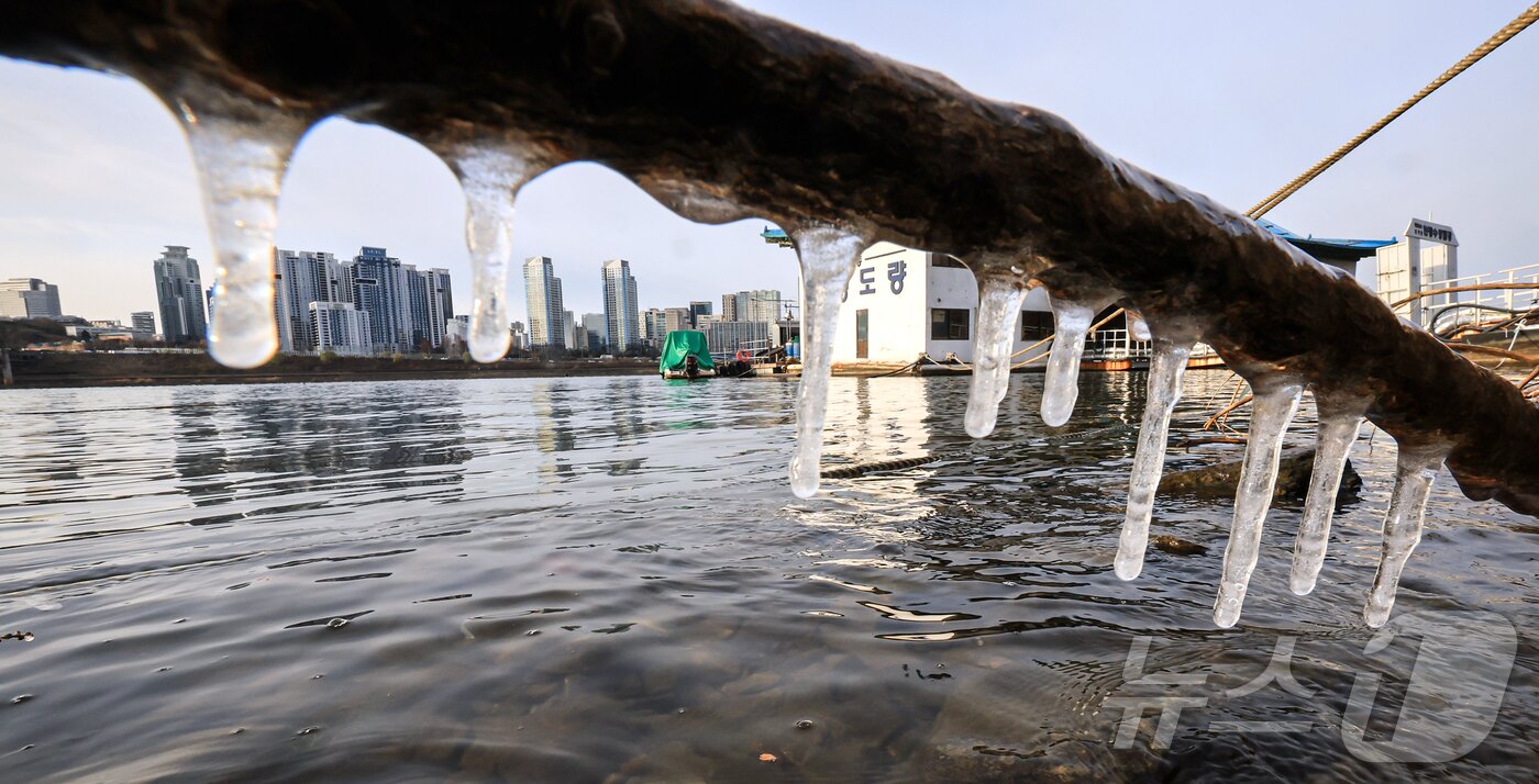 본문 이미지 - 서울 지역 아침 최저 기온이 영하 8도까지 떨어지면서 한파가 몰아닥친 3일 서울 광진구 뚝섬한강공원 인근에 고드름이 얼어있다. 2025.12.3/뉴스1 ⓒ News1 김진환 기자