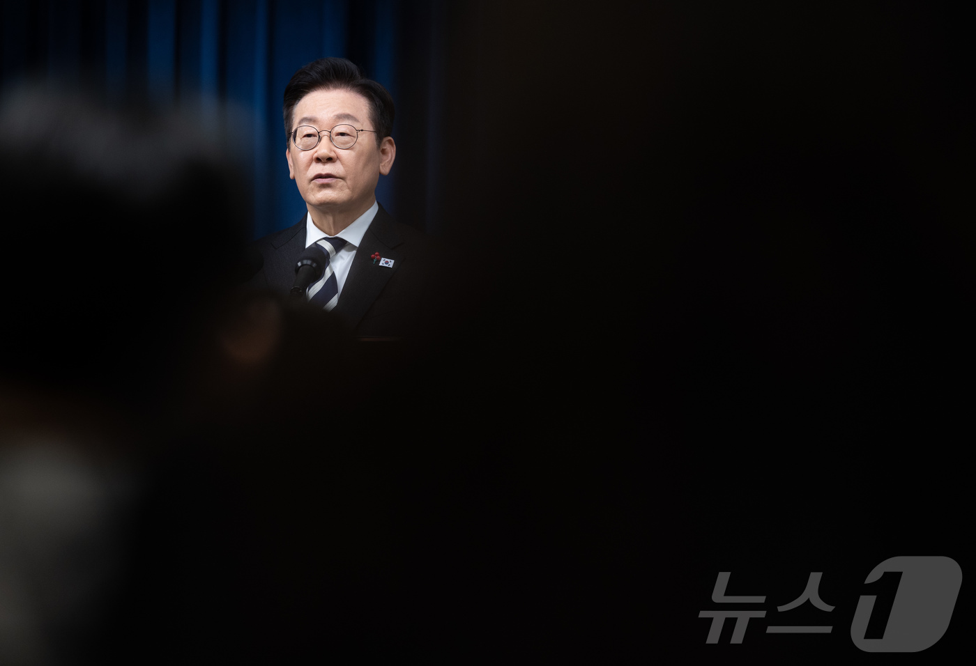 (서울=뉴스1) 이재명 기자 = 이재명 대통령이 3일 서울 용산 대통령실 청사에서 ‘빛의 혁명 1주년, 대통령 대국민 특별성명’을 발표하고 있다. 2025.12.3/뉴스1