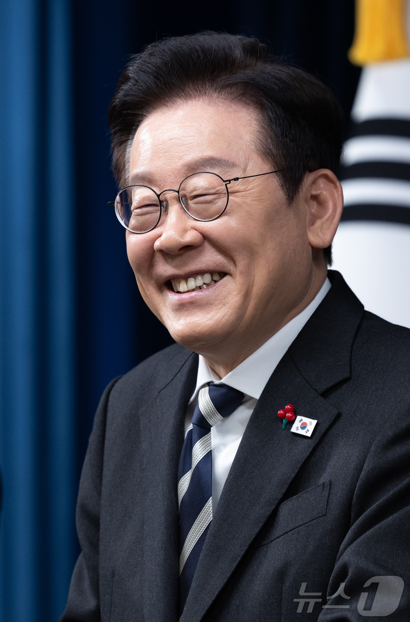 (서울=뉴스1) 이재명 기자 = 이재명 대통령이 3일 서울 용산 대통령실 청사에서 ‘빛의 혁명 1주년, 대통령 대국민 특별성명’ 발표를 마친 후 취재진 질문에 답변하던 중 미소를 …