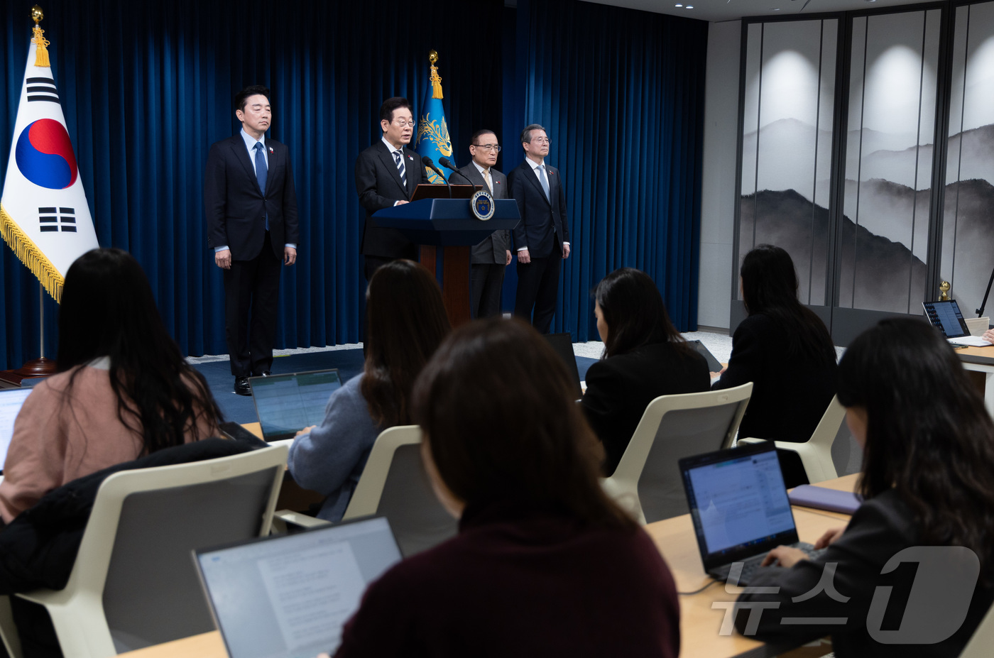 (서울=뉴스1) 이재명 기자 = 이재명 대통령이 3일 서울 용산 대통령실 청사에서 ‘빛의 혁명 1주년, 대통령 대국민 특별성명’을 발표하고 있다. 2025.12.3/뉴스1