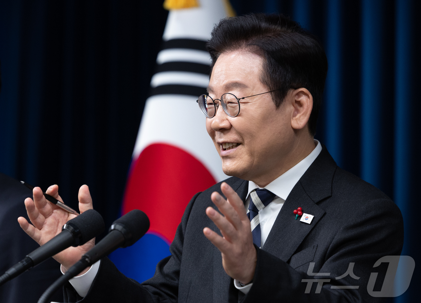 (서울=뉴스1) 이재명 기자 = 이재명 대통령이 3일 서울 용산 대통령실 청사에서 ‘빛의 혁명 1주년, 대통령 대국민 특별성명’ 발표를 마친 후 취재진 질문에 답변하고 있다. 20 …