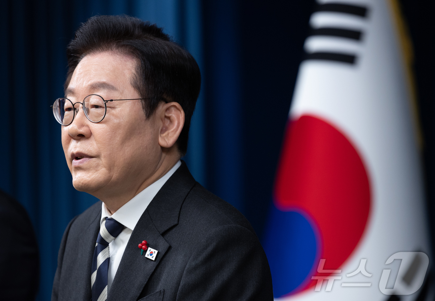 (서울=뉴스1) 이재명 기자 = 이재명 대통령이 3일 서울 용산 대통령실 청사에서 ‘빛의 혁명 1주년, 대통령 대국민 특별성명’ 발표를 마친 후 취재진 질문에 답변하고 있다. 20 …