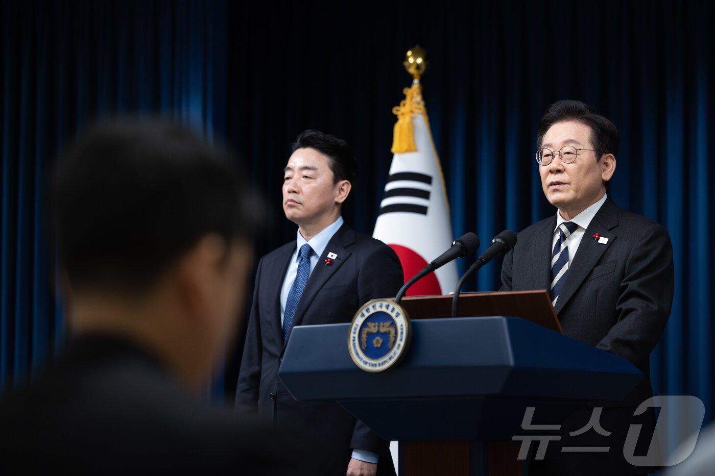 본문 이미지 - 이재명 대통령이 3일 서울 용산 대통령실 청사에서 ‘빛의 혁명 1주년, 대통령 대국민 특별성명’ 발표를 마친 후 취재진 질문에 답변하고 있다. 2025.12.3/뉴스1 ⓒ News1 이재명 기자