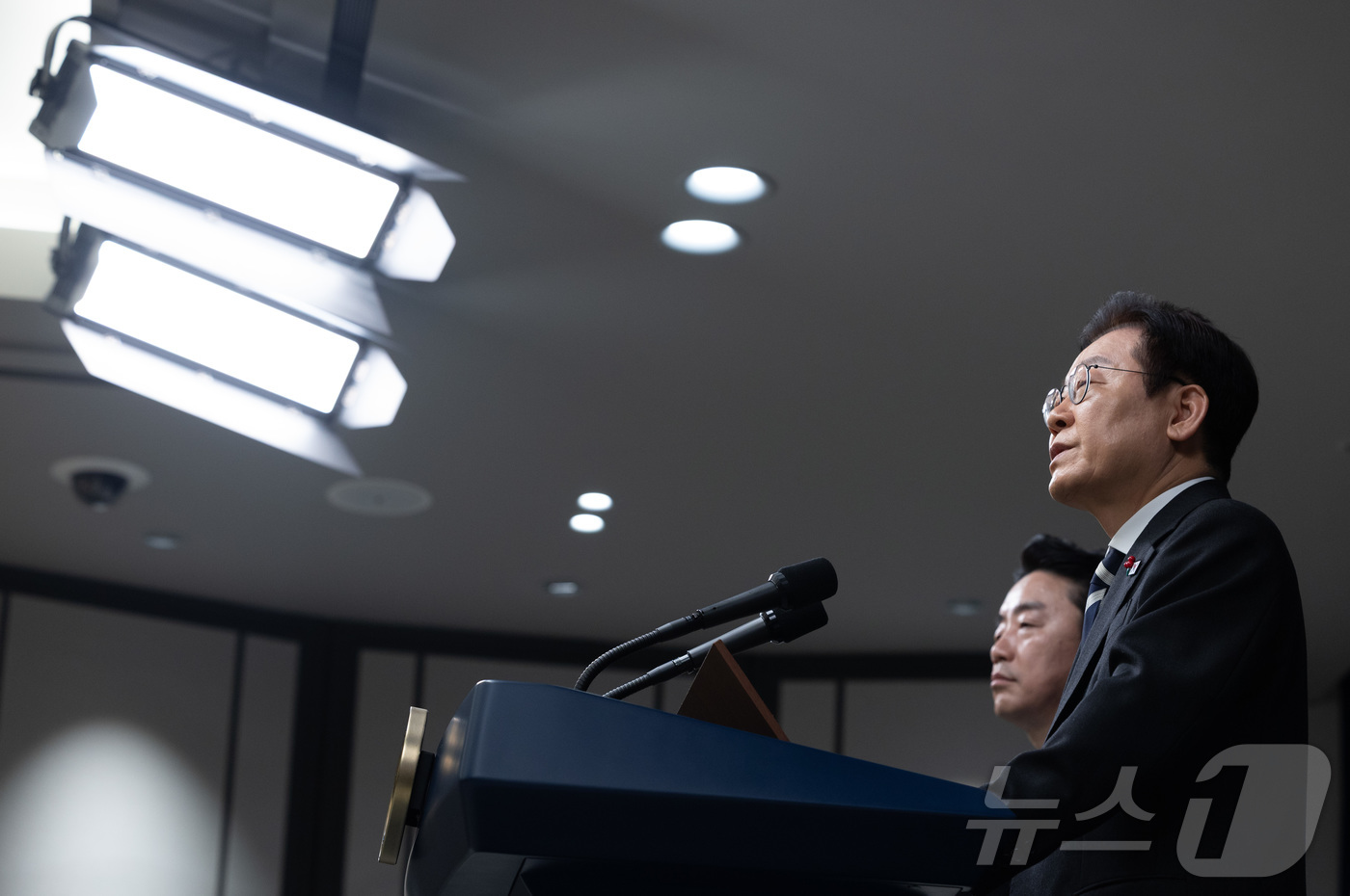 (서울=뉴스1) 이재명 기자 = 이재명 대통령이 3일 서울 용산 대통령실 청사에서 ‘빛의 혁명 1주년, 대통령 대국민 특별성명’ 발표를 마친 후 취재진 질문에 답변하고 있다. 20 …