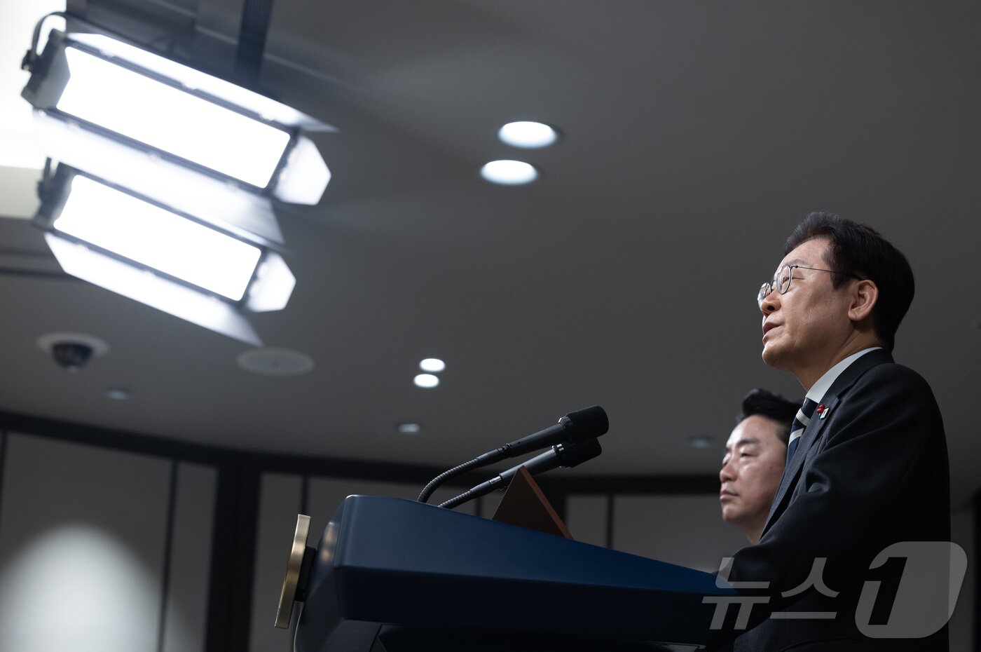 본문 이미지 - 이재명 대통령이 3일 서울 용산 대통령실 청사에서 ‘빛의 혁명 1주년, 대통령 대국민 특별성명’ 발표를 마친 후 취재진 질문에 답변하고 있다. 2025.12.3/뉴스1 ⓒ News1 이재명 기자