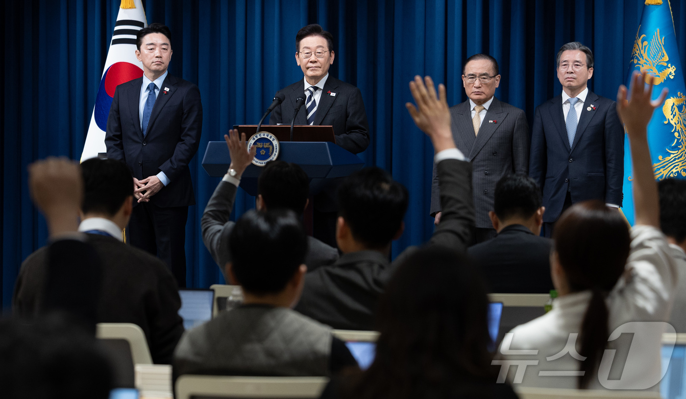 (서울=뉴스1) 이재명 기자 = 이재명 대통령이 3일 서울 용산 대통령실 청사에서 ‘빛의 혁명 1주년, 대통령 대국민 특별성명’ 발표를 마친 후 취재진 질문을 받고 있다. 2025 …