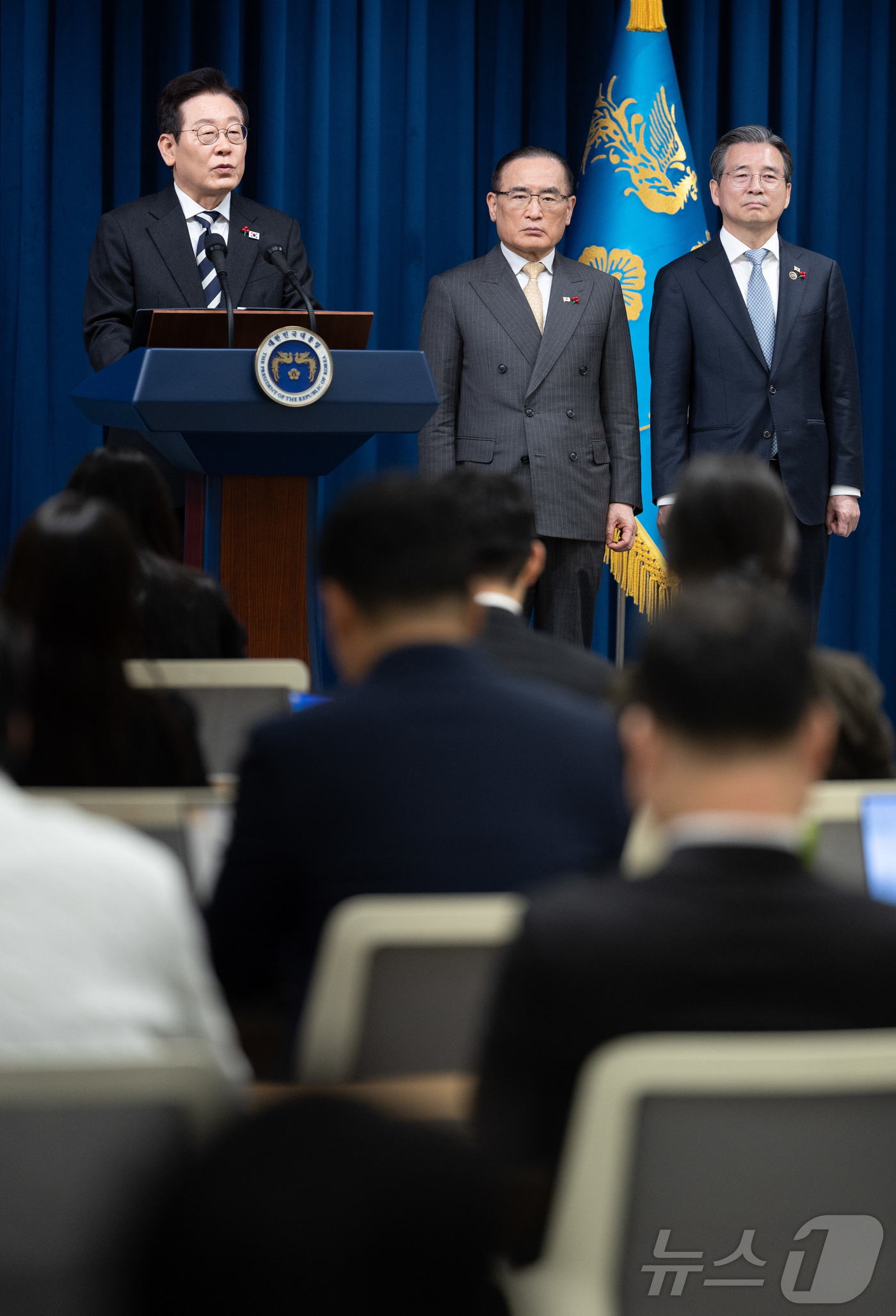 (서울=뉴스1) 이재명 기자 = 이재명 대통령이 3일 서울 용산 대통령실 청사에서 ‘빛의 혁명 1주년, 대통령 대국민 특별성명’ 발표를 마친 후 취재진 질문에 답변하고 있다. 20 …