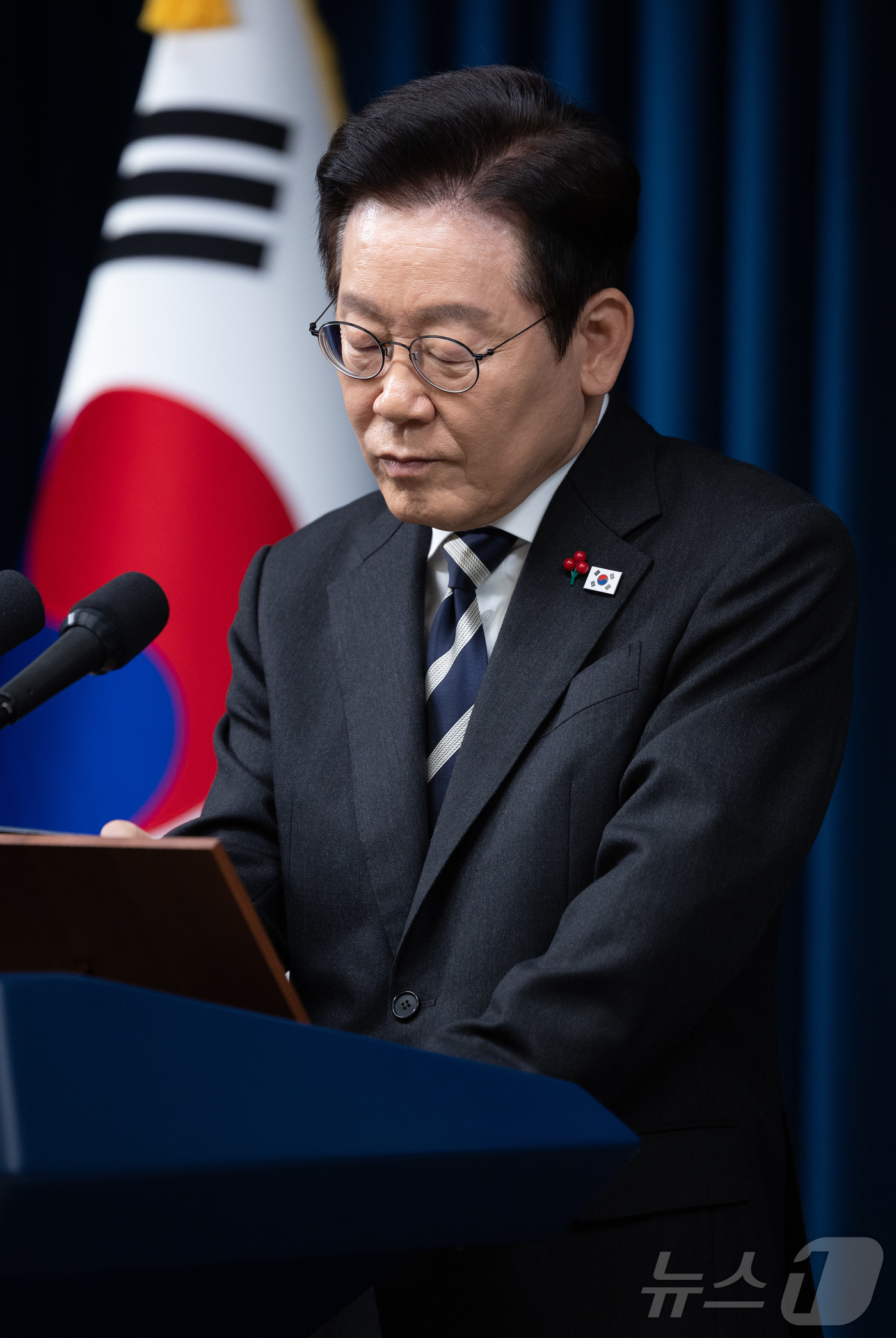 (서울=뉴스1) 이재명 기자 = 이재명 대통령이 3일 서울 용산 대통령실 청사에서 ‘빛의 혁명 1주년, 대통령 대국민 특별성명’ 발표를 마친 후 취재진 질문을 메모하고 있다. 20 …