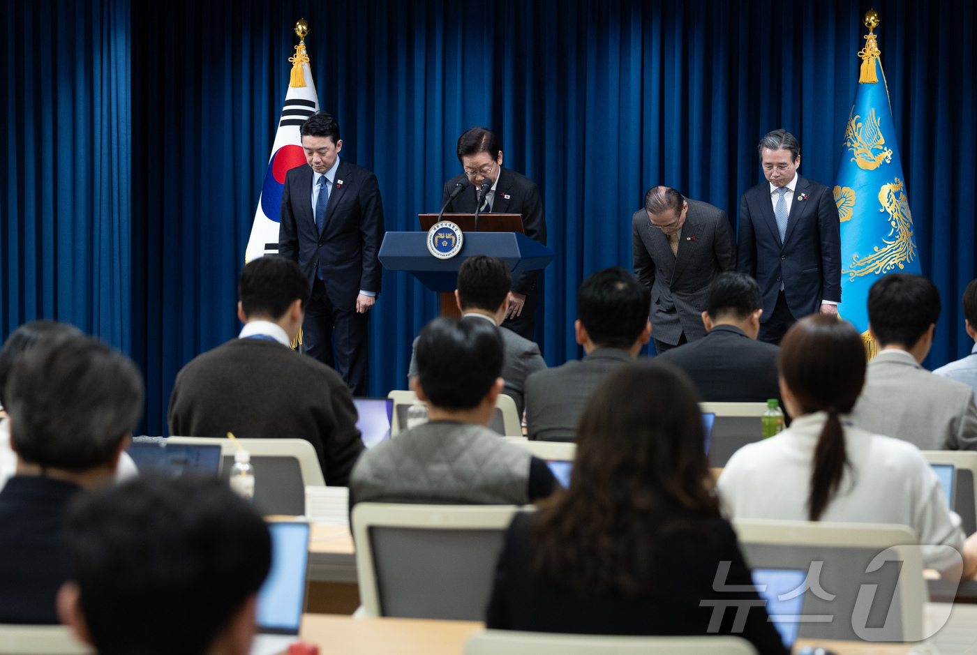 (서울=뉴스1) 이재명 기자 = 이재명 대통령이 3일 서울 용산 대통령실 청사에서 ‘빛의 혁명 1주년, 대통령 대국민 특별성명’ 발표를 마친 후 인사하고 있다. 2025.12.3/ …