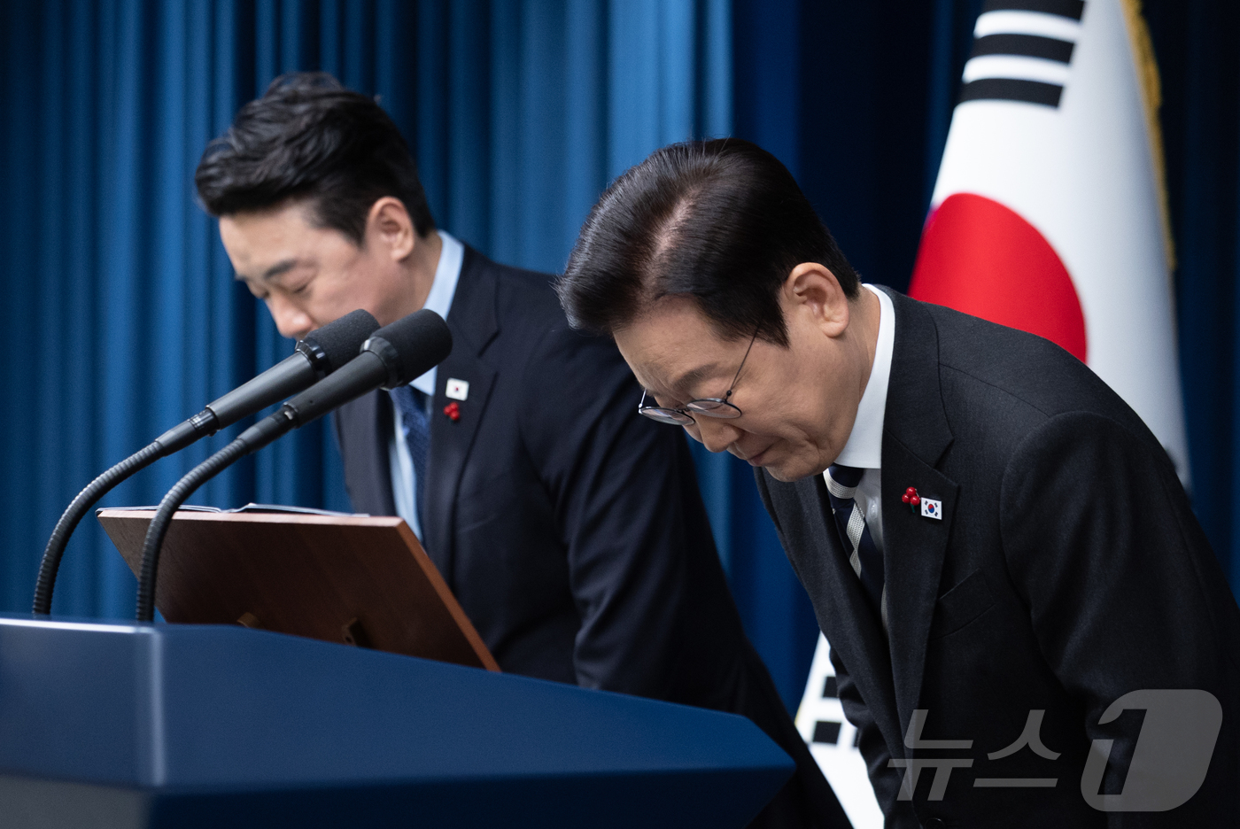 (서울=뉴스1) 이재명 기자 = 이재명 대통령이 3일 서울 용산 대통령실 청사에서 ‘빛의 혁명 1주년, 대통령 대국민 특별성명’ 발표를 마친 후 취재진 질문에 답변하고 있다. 20 …