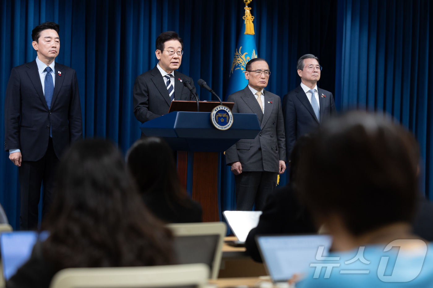 (서울=뉴스1) 이재명 기자 = 이재명 대통령이 3일 서울 용산 대통령실 청사에서 ‘빛의 혁명 1주년, 대통령 대국민 특별성명’을 발표하고 있다. 2025.12.3/뉴스1