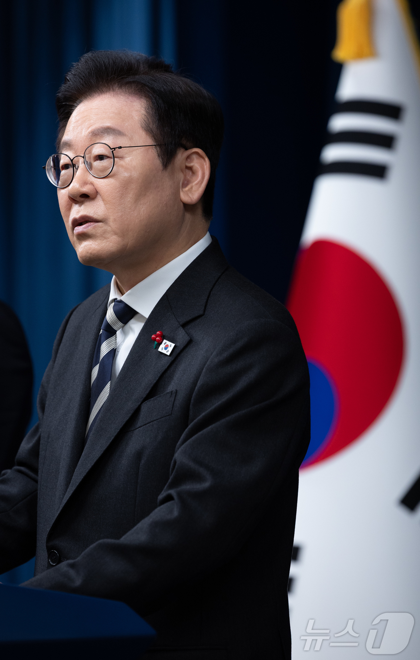 (서울=뉴스1) 이재명 기자 = 이재명 대통령이 3일 서울 용산 대통령실 청사에서 ‘빛의 혁명 1주년, 대통령 대국민 특별성명’ 발표를 마친 후 취재진 질문에 답변하고 있다. 20 …