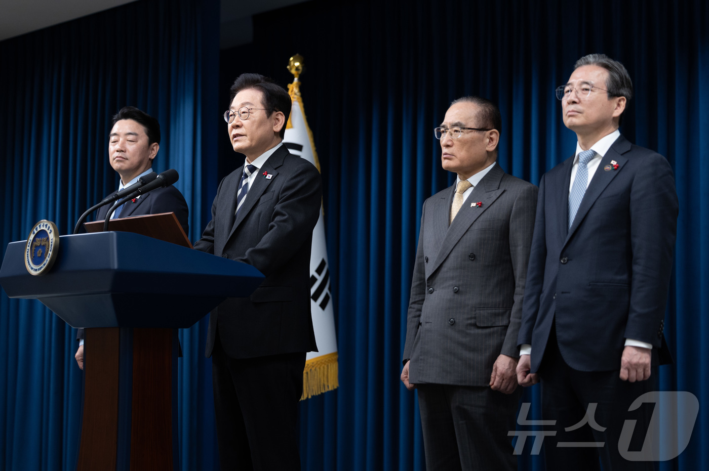 (서울=뉴스1) 이재명 기자 = 이재명 대통령이 3일 서울 용산 대통령실 청사에서 ‘빛의 혁명 1주년, 대통령 대국민 특별성명’ 발표를 마친 후 취재진 질문에 답변하고 있다. 20 …