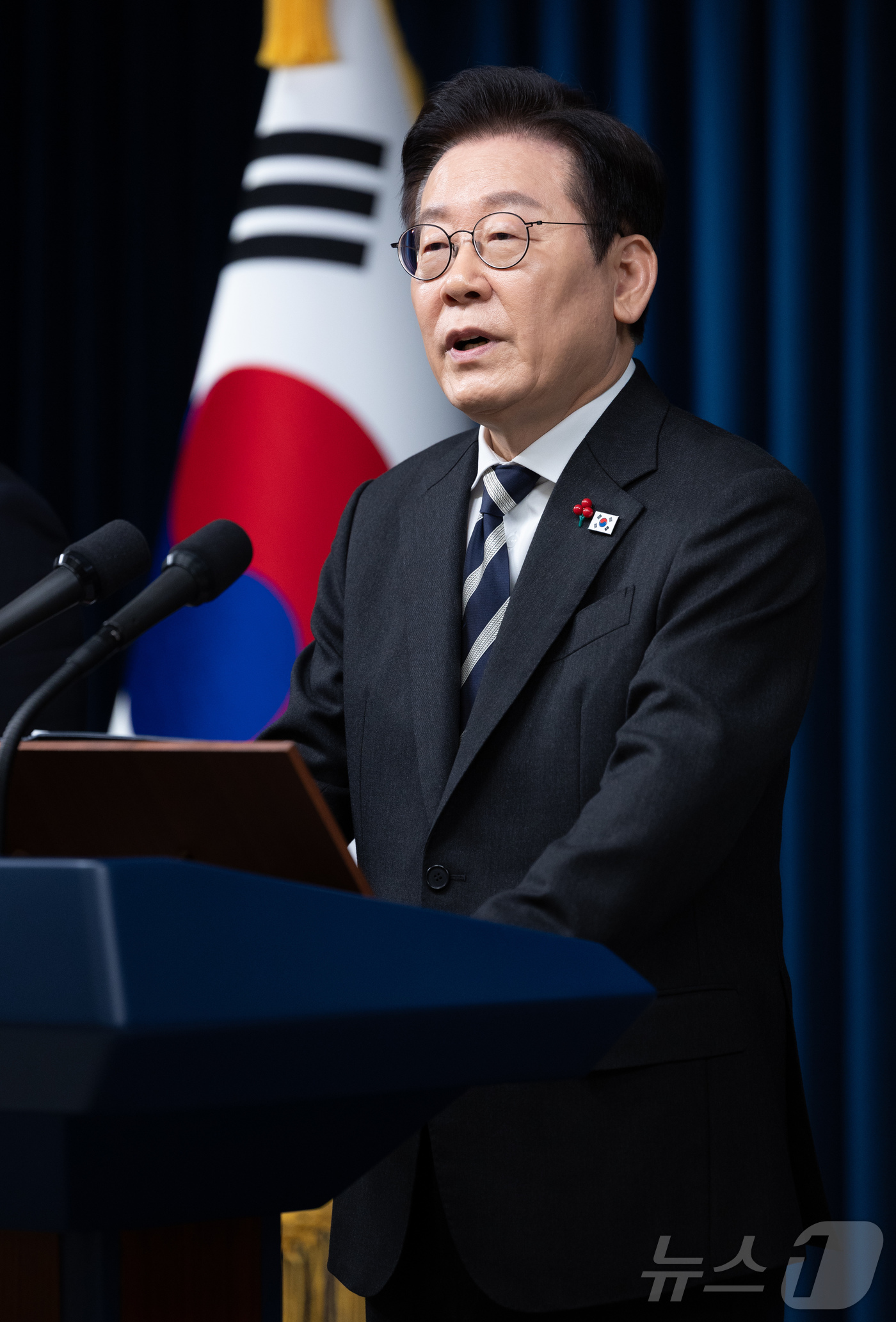 (서울=뉴스1) 이재명 기자 = 이재명 대통령이 3일 서울 용산 대통령실 청사에서 ‘빛의 혁명 1주년, 대통령 대국민 특별성명’ 발표를 마친 후 취재진 질문에 답변하고 있다. 20 …