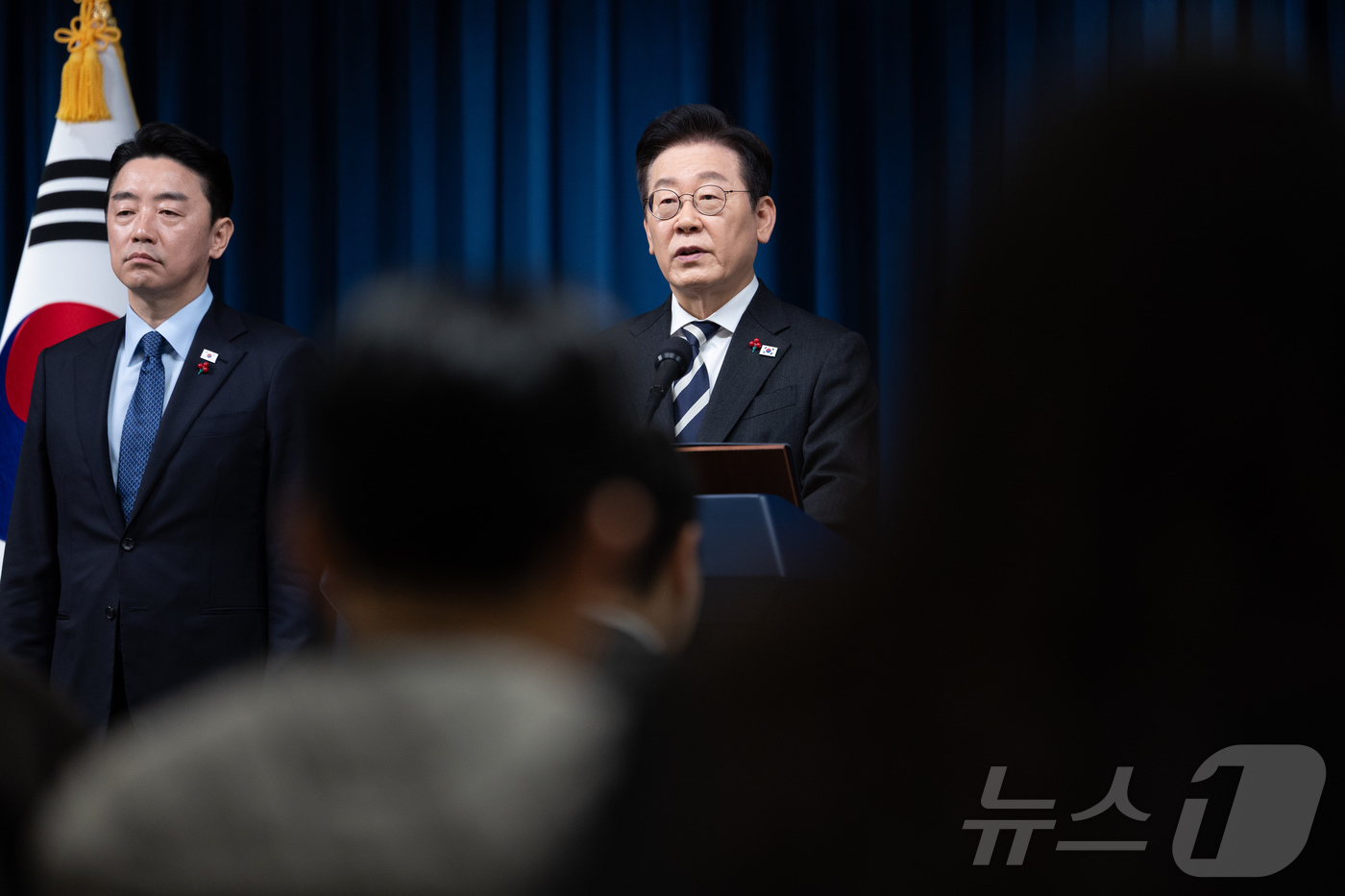 (서울=뉴스1) 이재명 기자 = 이재명 대통령이 3일 서울 용산 대통령실 청사에서 ‘빛의 혁명 1주년, 대통령 대국민 특별성명’을 발표하고 있다. 2025.12.3/뉴스1