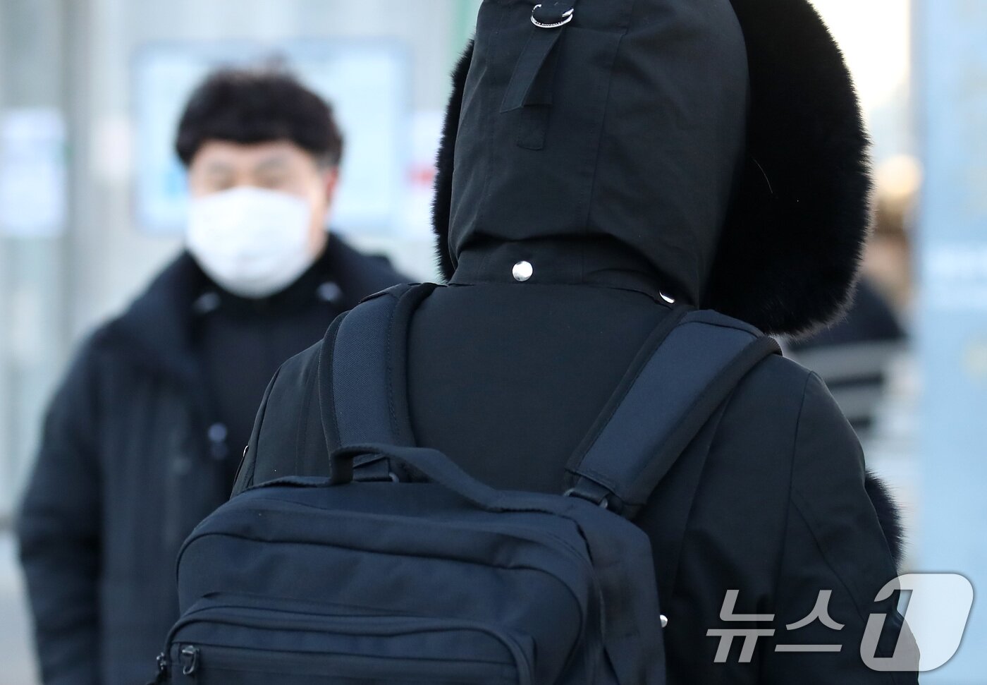 본문 이미지 - 전국 대부분 지역의 기온이 영하권의 추운 날씨를 보인 3일 오전 대구 동구 동대구역 인근에서 두꺼운 외투 차림의 시민들이 잔뜩 움츠린 채 발걸음을 옮기고 있다. 2025.12.3/뉴스1 ⓒ News1 공정식 기자