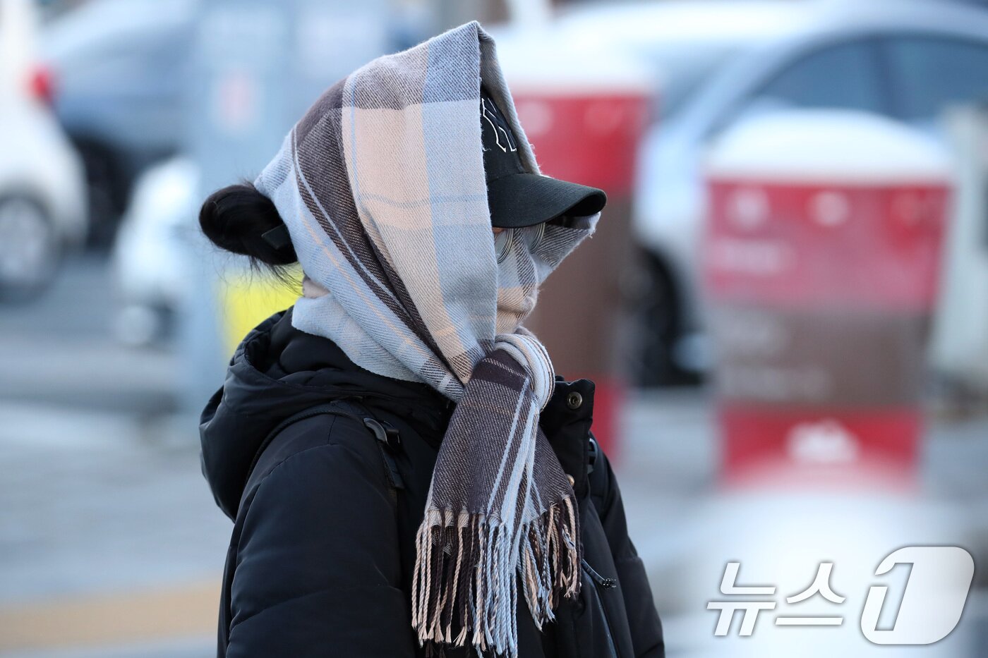 본문 이미지 - 전국 대부분 지역의 기온이 영하권의 추운 날씨를 보인 3일 오전 대구 동구 동대구역 인근에서 두꺼운 외투 차림의 시민들이 잔뜩 움츠린 채 발걸음을 옮기고 있다. 2025.12.3/뉴스1 ⓒ News1 공정식 기자