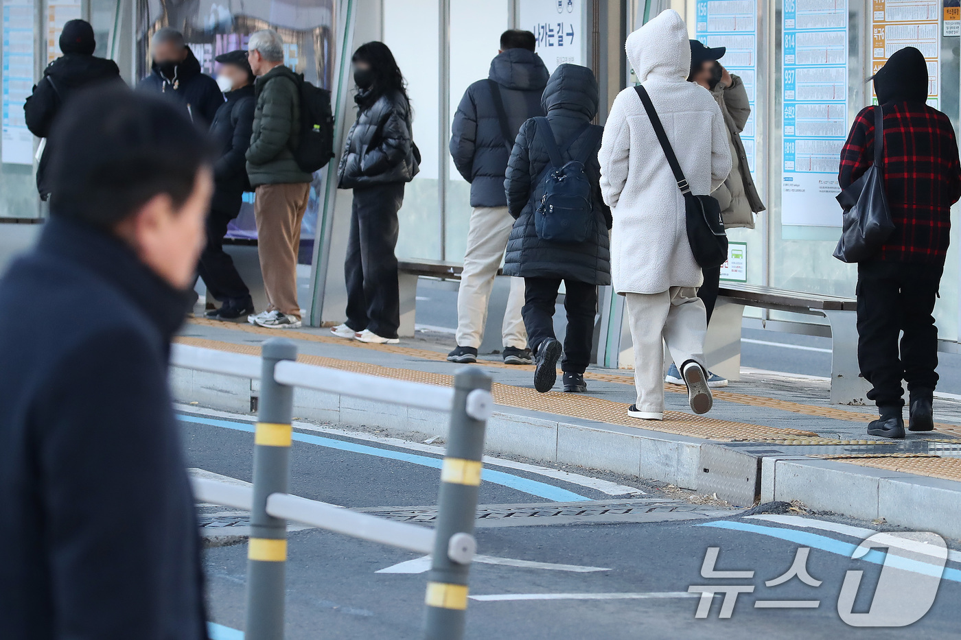 (대구=뉴스1) 공정식 기자 = 전국 대부분 지역의 기온이 영하권의 추운 날씨를 보인 3일 오전 대구 동구 동대구역 인근 버스정류장에서 두꺼운 외투 차림의 시민들이 잔뜩 움츠린 채 …