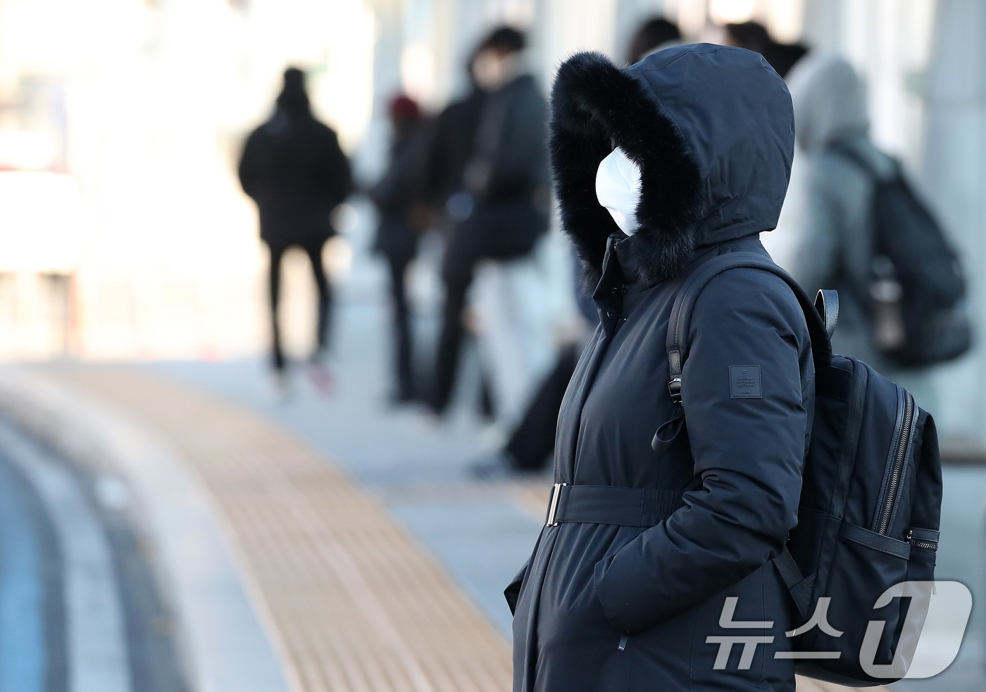 (대구=뉴스1) 공정식 기자 = 전국 대부분 지역의 기온이 영하권의 추운 날씨를 보인 3일 오전 대구 동구 동대구역 인근 버스정류장에서 두꺼운 외투 차림의 시민들이 잔뜩 움츠린 채 …