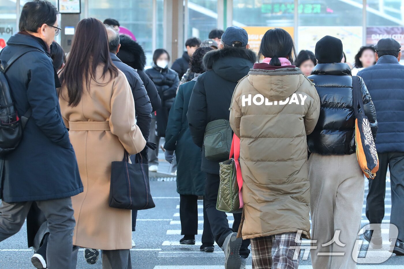 본문 이미지 - 전국 대부분 지역의 기온이 영하권의 추운 날씨를 보인 3일 오전 대구 동구 동대구역 인근에서 두꺼운 외투 차림의 시민들이 잔뜩 움츠린 채 발걸음을 옮기고 있다. 2025.12.3/뉴스1 ⓒ News1 공정식 기자