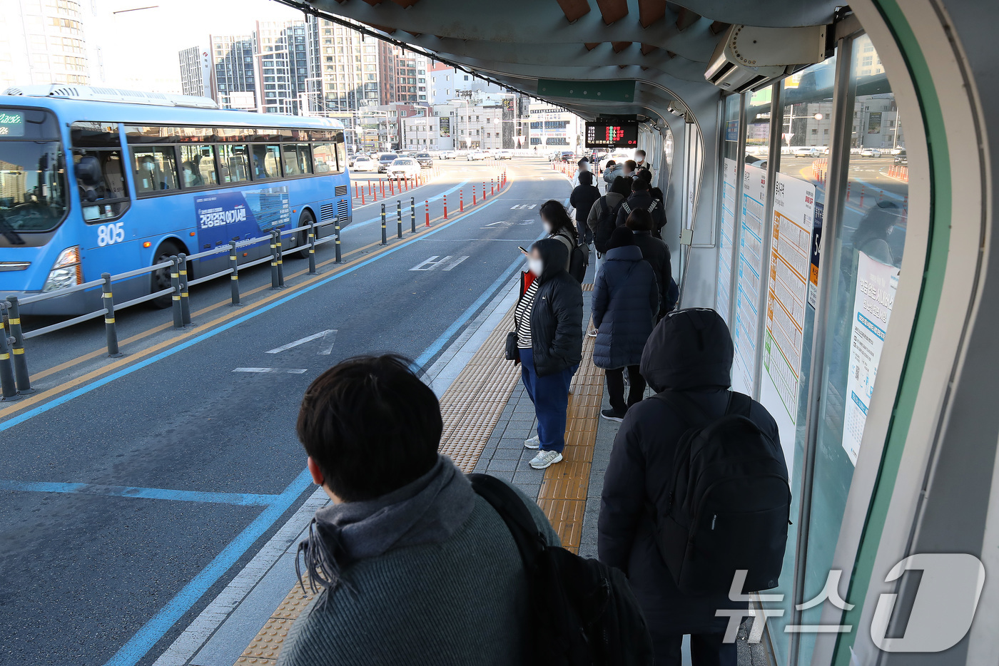 (대구=뉴스1) 공정식 기자 = 전국 대부분 지역의 기온이 영하권의 추운 날씨를 보인 3일 오전 대구 동구 동대구역 인근 버스정류장에서 두꺼운 외투 차림의 시민들이 잔뜩 움츠린 채 …