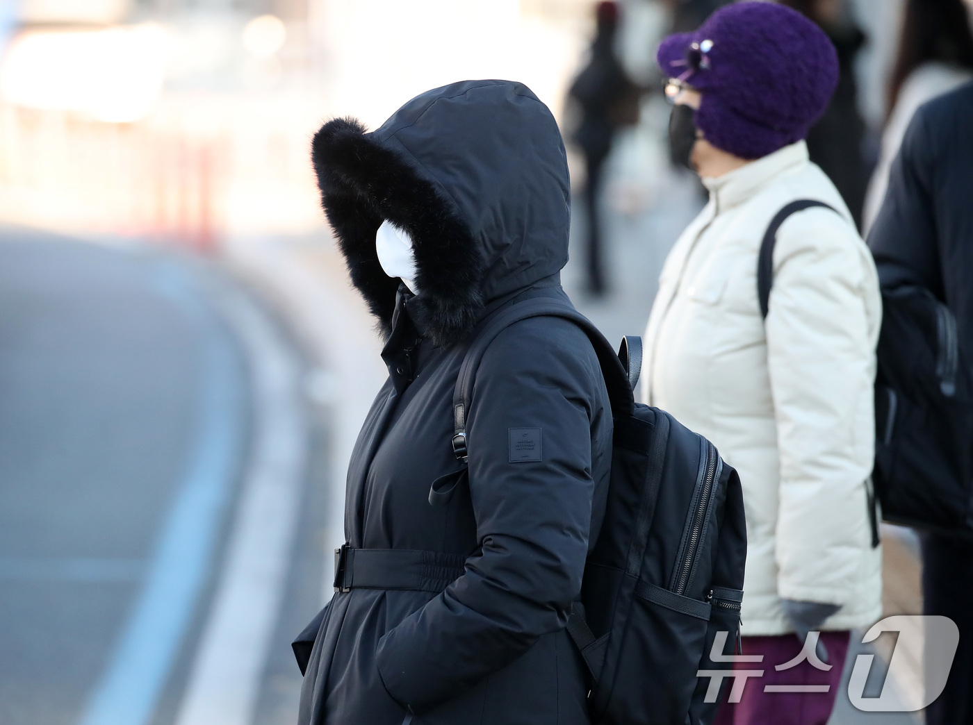 (대구=뉴스1) 공정식 기자 = 전국 대부분 지역의 기온이 영하권의 추운 날씨를 보인 3일 오전 대구 동구 동대구역 인근 버스정류장에서 두꺼운 외투 차림의 시민들이 잔뜩 움츠린 채 …