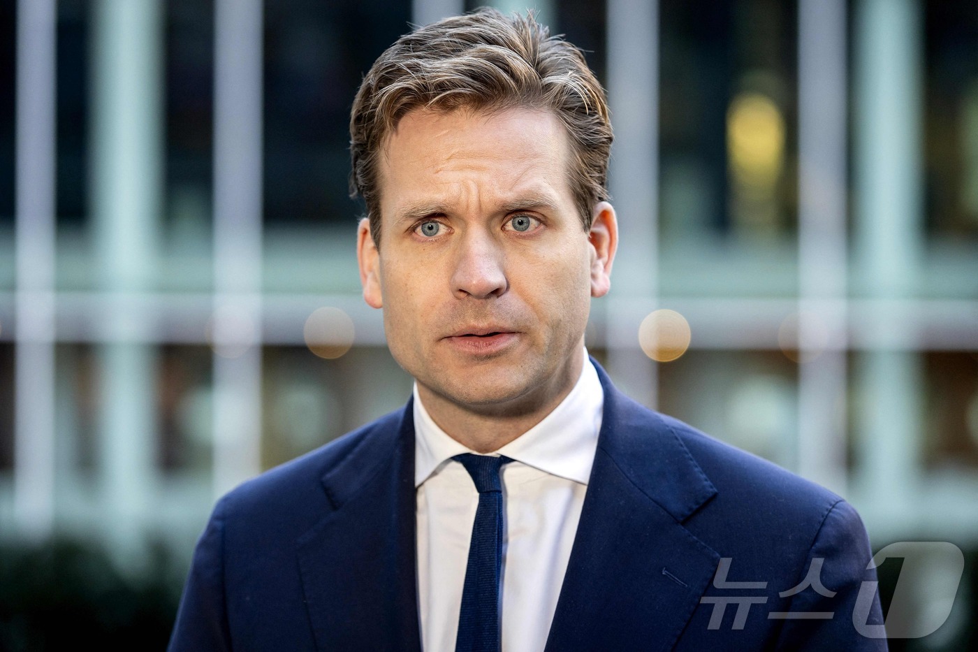 (헤이그 AFP=뉴스1) 강민경 기자 = 빈센트 카레만스 네덜란드 경제부 장관이 3일 방중 취소를 발표했다. 사진은 지난 11월 21일 헤이그에서 내각 회의 직전에 촬영된 것. 2 …